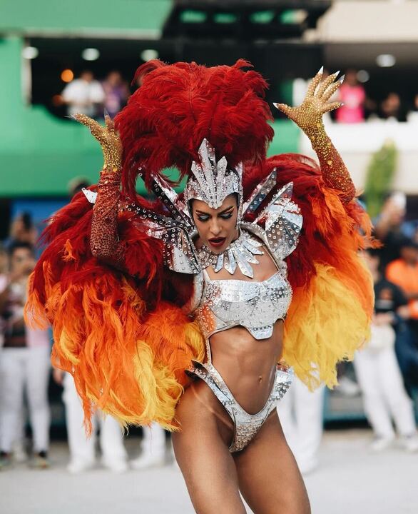 Lore Improta desfilando pela Viradouro, no Desfile das Campeãs Reprodução/Instagram - 19.02.2024