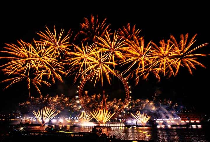 Londres (Reino Unido) - O show de fogos na London Eye atrai multidões de todo o mundo. A London Eye é uma roda-gigante icônica às margens do Rio Tâmisa, com vistas panorâmicas da cidade. Inaugurada em 2000, tornou-se uma das atrações mais populares do Reino Unido.

 Reprodução: Flipar