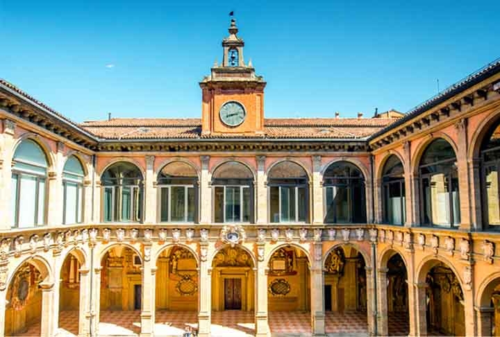 PRIMEIRA UNIVERSIDADE - A Universidade de Bolonha, na Itália, fundada em 1088, é considerada a mais antiga da Europa ainda em funcionamento. Reprodução: Flipar