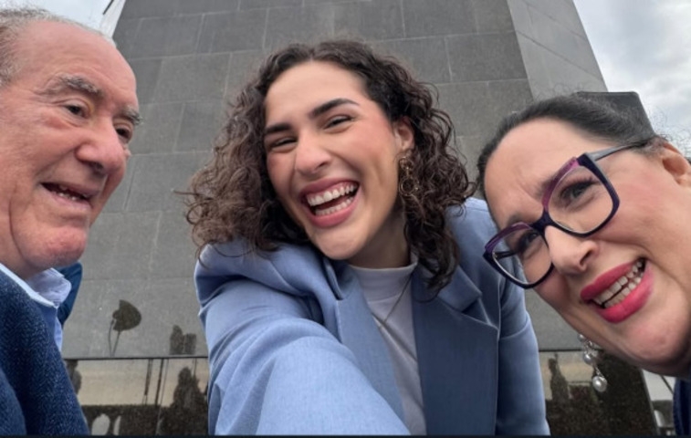 Ao lado da esposa Lílian Taranto e da filha Livian Aragão, Renato emocionou-se com a homenagem, e Livian disse: “É uma honra estar ao lado do meu pai hoje”. Reprodução: Flipar