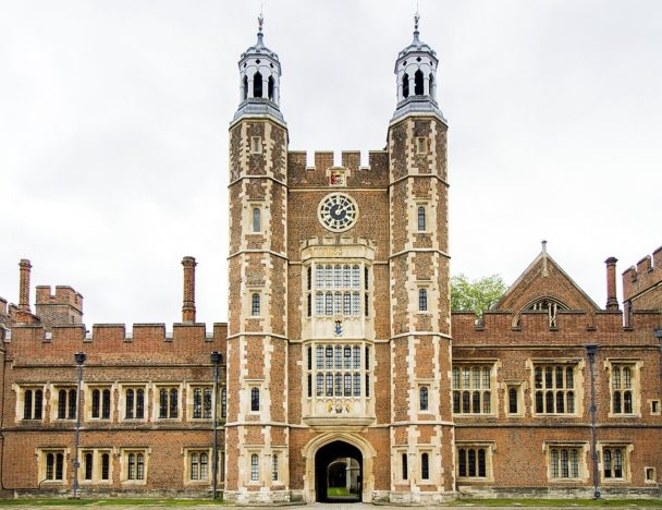 Eton College, Inglaterra: Estabelecido em 1440 por Henrique VI, o Eton College é um internato só para meninos de orientação católica.  Reprodução: Flipar