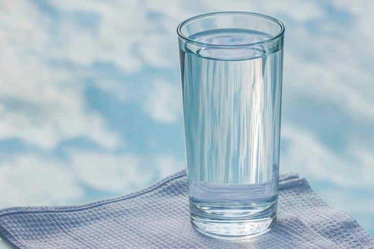 O organismo fica mais fraco pela perda de sangue?  Não. O organismo repõe o volume de sangue doado no mesmo dia. Para isso, é importante beber bastante líquido (suco, água). Reprodução: Flipar