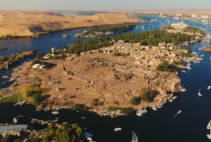 Ao longo de sua história, o Nilo foi vital para o desenvolvimento da civilização egípcia antiga. O rio fornecia água para irrigação, permitindo a agricultura em uma região predominantemente desértica. Reprodução: Flipar