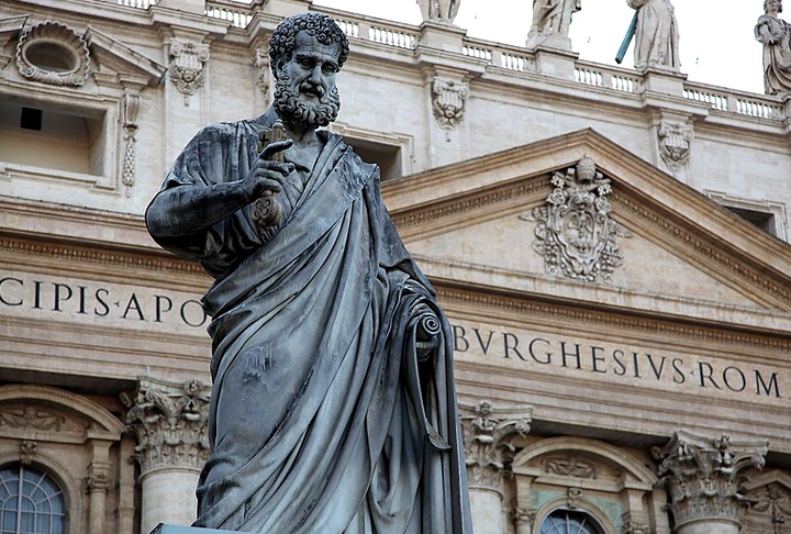 São Pedro
Comemorado em 29 de junho, foi um dos apóstolos de Cristo e o primeiro papa da Igreja. É padroeiro dos pescadores e sua festa fecha o ciclo das festas juninas com grande animação.
 Reprodução: Flipar