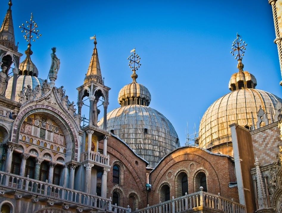 Basílica de São Marcos (Veneza, Itália) - Com cinco cúpulas adornadas com mosaicos dourados e design bizantino, a Basílica de São Marcos é um dos exemplos mais ricos e ornamentados da arquitetura veneziana. Reprodução: Flipar