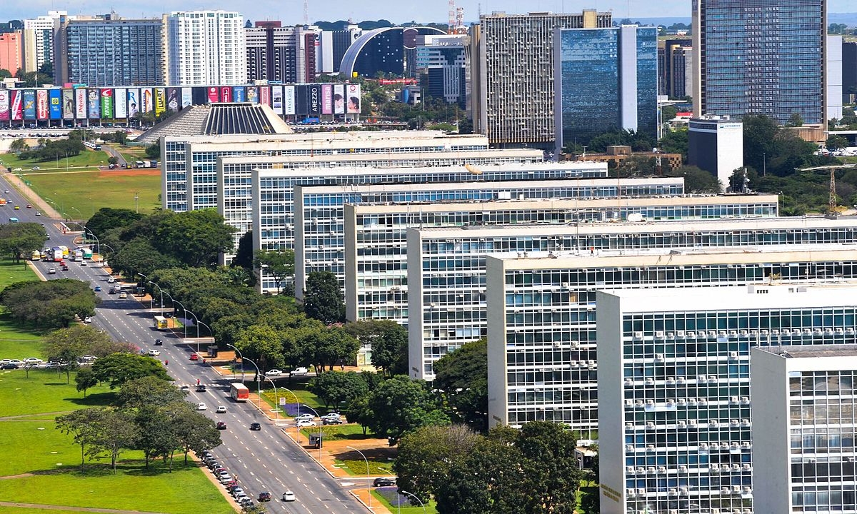 A explicação está na lei e na estrutura oficial de cada lugar. No caso de Brasília, a Constituição não permite que o local onde fica a capital do país seja dividido em municípios. Reprodução: Flipar