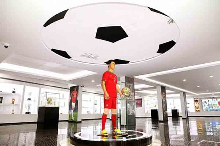 Para os fãs de futebol e de Cristiano Ronaldo, o museu oferece uma experiência única, com uma coleção impressionante que mostra sua ascensão ao topo do futebol mundial. Reprodução: Flipar