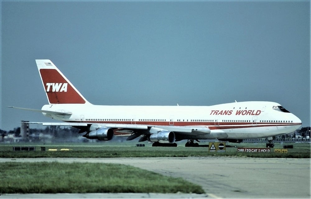 Howard também foi dono da TWA, uma das maiores companhias aéreas da história dos Estados Unidos. Por causa de dificuldades financeiras, ela foi adquirida pela American Airlines em 2001. Reprodução: Flipar