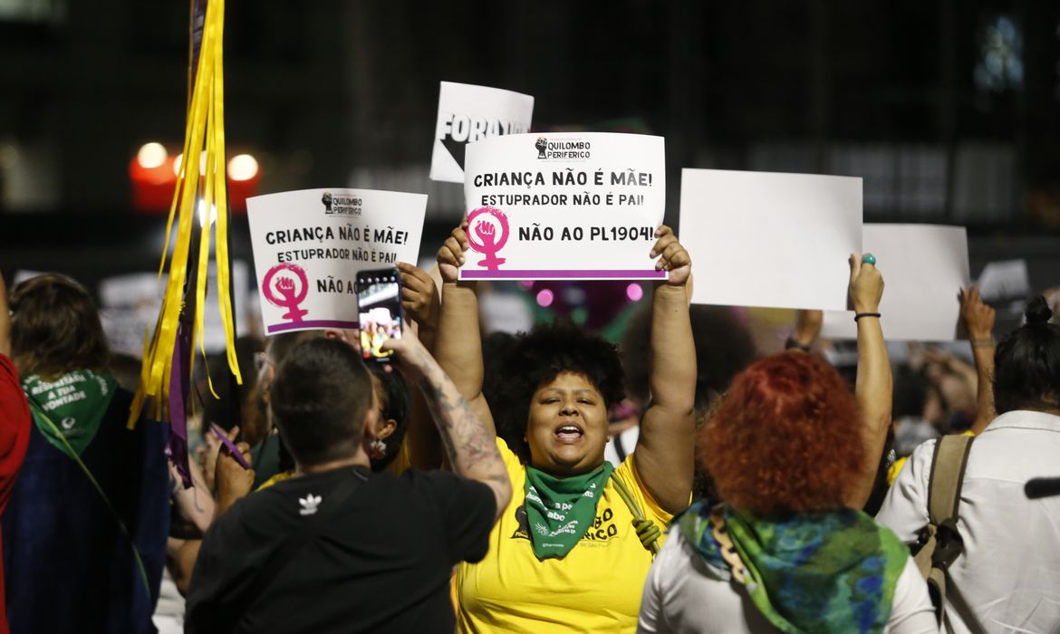 Manifestantes contra o "PL do aborto" Paulo Pinto/Agência Brasil