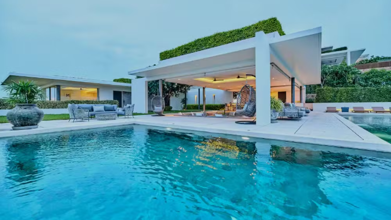 Propriedade tem piscinas de borda infinita. Foto: Divulgação Airbnb