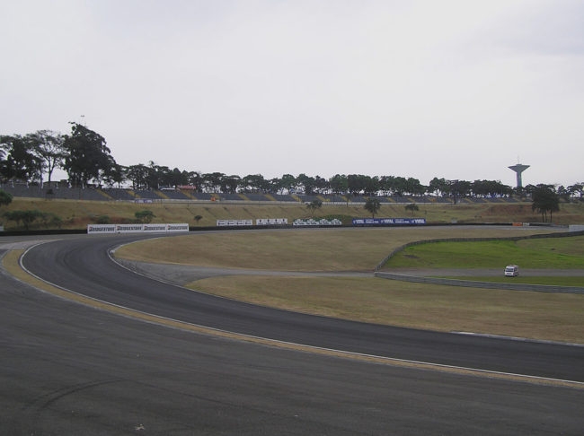 A pista de Interlagos é conhecida por sua desafiadora combinação de curvas e por ser em sentido anti-horário, algo incomum na maioria dos circuitos de corrida. Reprodução: Flipar