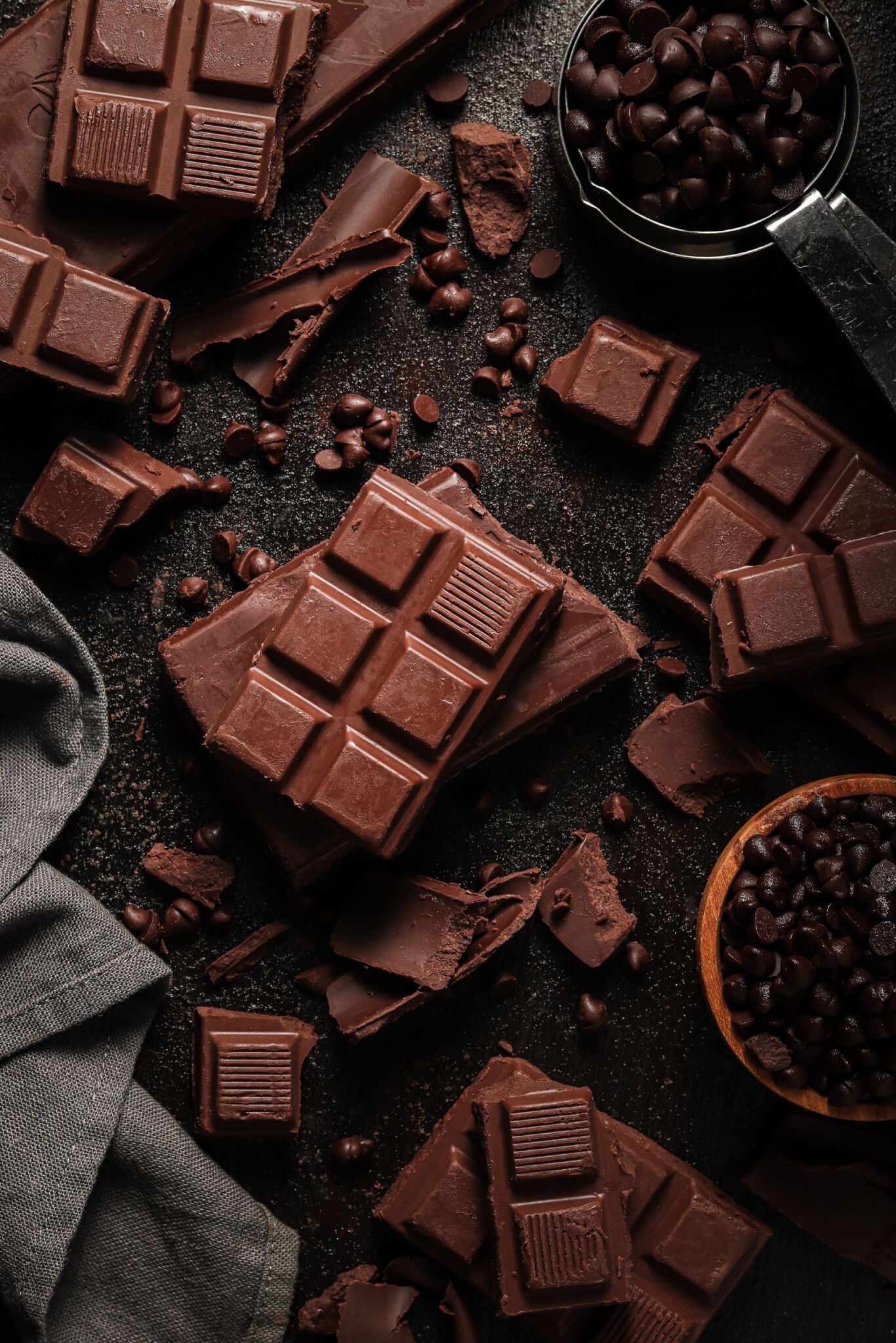 2. Doces e chocolates Muitos doces e chocolates contêm gorduras saturadas, que aumentam os níveis de colesterol ruim (LDL) no sangue. O consumo excessivo desse tipo de gordura pode levar ao acúmulo de colesterol nas artérias e elevar o risco de doenças cardíacas.  Reprodução: EdiCase