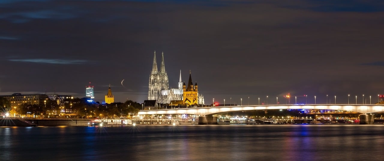 A catedral recebeu a pedra fundamental em 15 de agosto de 1248, ainda durante a Idade Média, e fica situada às margens do Rio Reno. E foi sendo erguida como um importante espaço religioso que também tornou-se turístico.
 Reprodução: Flipar