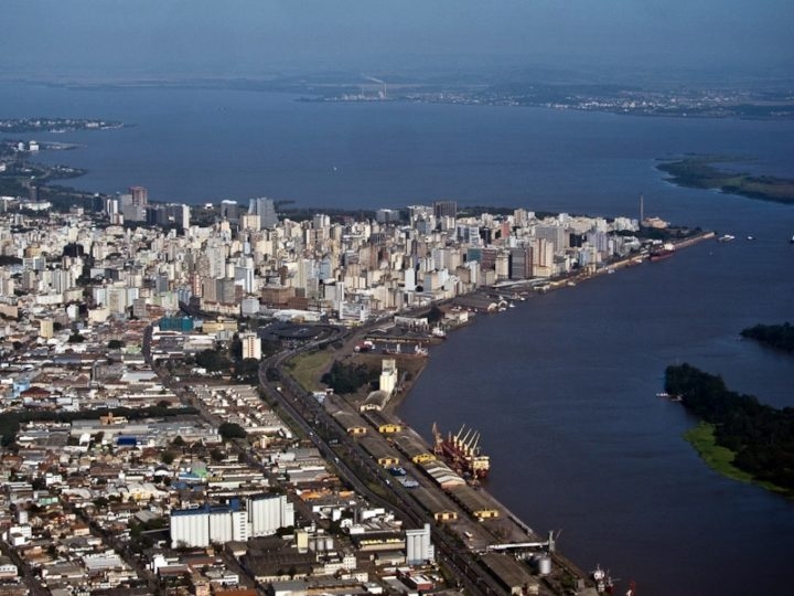 Pela primeira vez desde sábado (04/05), o nível do Guaíba em Porto Alegre baixou para 4,74 metros, de acordo com a conferência da Agência Nacional de Águas e Saneamento Básico (ANA). Reprodução: Flipar