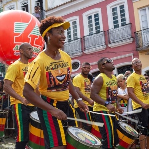 No bairro, acontecem diversos blocos e eventos carnavalescos, como o Batatinha, o Olodum e o Cortejo Afro.  Reprodução: Flipar