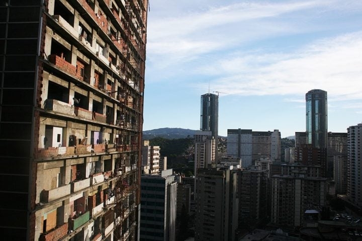 Durante anos, cerca de 3 mil pessoas ocuparam o prédio, formando uma comunidade improvisada. No entanto, em 2014, as autoridades removeram os moradores devido às condições precárias do local. Reprodução: Flipar