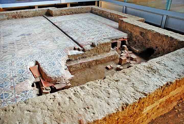 Na Roma Antiga, alguns edifícios usavam um sistema de aquecimento chamado hypocaust, que aquecia o chão e tinha um sistema rudimentar de exaustão, mas não era uma chaminé como conhecemos hoje. Reprodução: Flipar