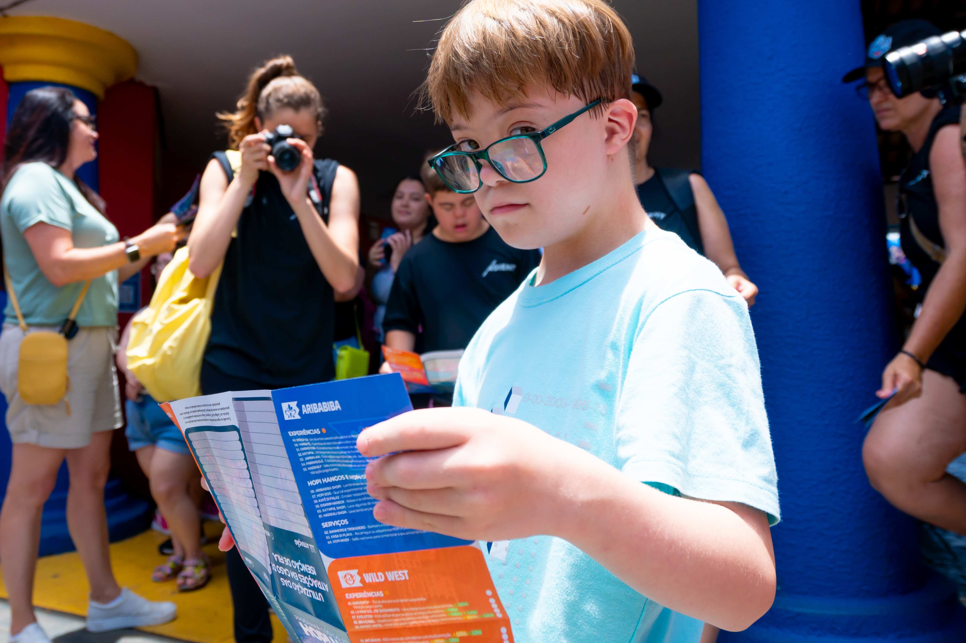 PCD - Código Azul - Conheça o programa para pessoas com deficiência. O Programa Código Azul foi criado no ano de 2001 em Hopi Hari com o intuito de garantir que visitantes com deficiência física ou intelectual permanente, tenham uma experiência segura, confortável e cheia de diversão, porque aqui em Hopi Hari a diversão é para todo mundo. SILIG!