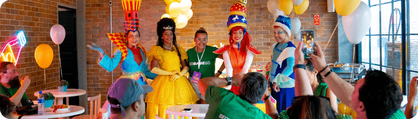 Festa de aniversário no Hopi Niver, com personagens do parque celebrando junto aos convidados