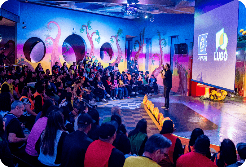 Plateia assistindo a uma atividade de Team Building no Hopi Hari, em parceria com a LUDO para Empresas