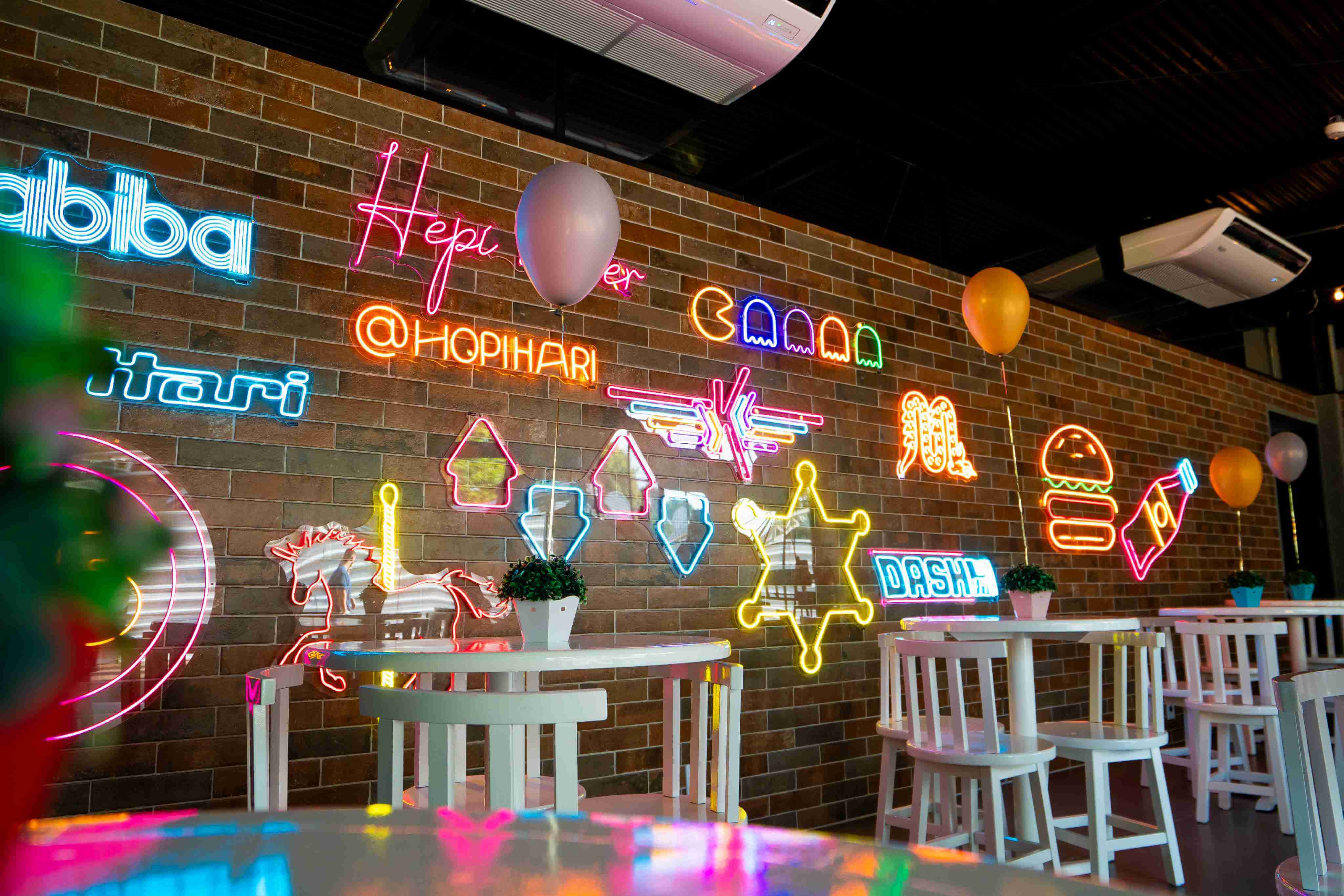 Hopi Niver - Conheça nossos pacotes e faça sua festa de aniversário no Hopi Hari com direito a bolo, docinhos, e muito mais. Tudo isso sem falar nas mais de 40 atrações espalhadas por nosso território, das infantis às mais radicais. Prepare seu coração, traga seus convidados e deixe o resto com a gente. O País Mais Divertido do Mundo tem tudo pra fazer sua festa ser inesquecível! Faça agora um orçamento!